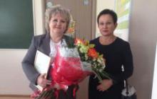 Елена Телкова наградила директора школы 