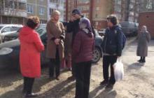  Депутаты обсуждают с жителями строительство спортивных площадок во дворах