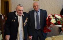 Владимир Резников вручил ветерану юбилейную награду