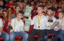 Депутаты наградили юных футболистов 