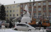 В Томске появился десятиметровый снеговик