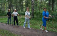 Депутат Юрий Исаев помог организовать занятия по скандинавской ходьбе для жителей Каштака