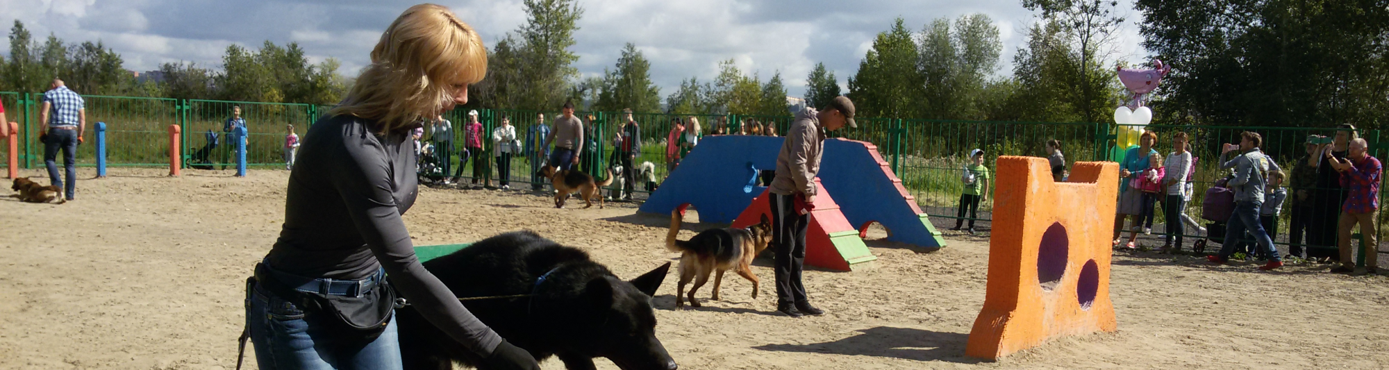 Константин Беляков принял участие в открытии площадки для выгула собак