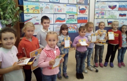 В Октябрьском районе проходит выставка детских рисунков
