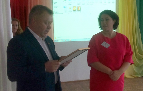Олег Правдин наградил воспитателя детского сада Почетной грамотой Думы