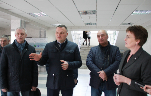 Депутаты во время объезда оценили систему безопасности крупных томских школ