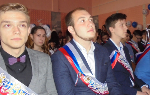 Игорь Морозов поздравил выпускников 56 гимназии
