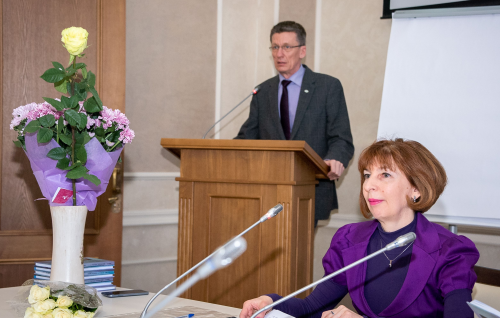 Депутат оказал помощь в издании сборника стихов томской поэтессы