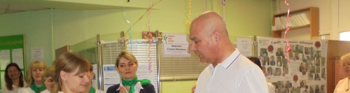 Игорь Морозов поздравил сотрудников центра социальной поддержки