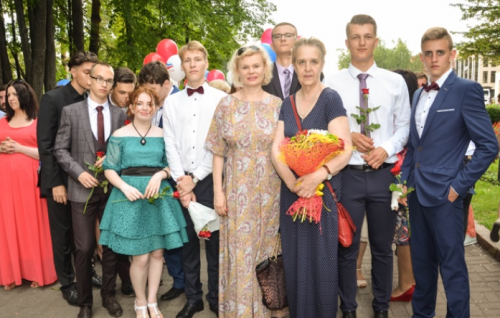 Светлана Карманова поздравила выпускников Светленской школы