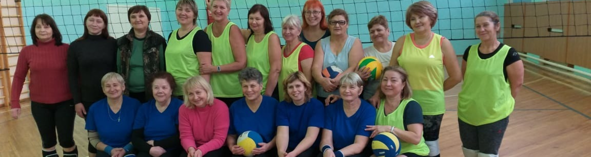 День матери женщины Академического округа отпраздновали волейбольным турниром 