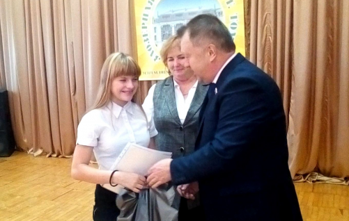 Олег Правдин наградил подростков за помощь оказавшемуся в беде человеку