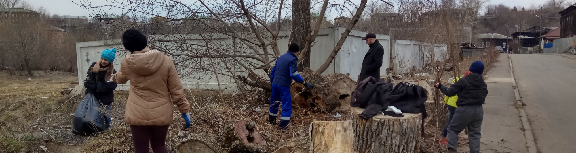 Жители района «Болото» вместе с депутатом Мариной Якубой убрали территорию будущей детской площадки