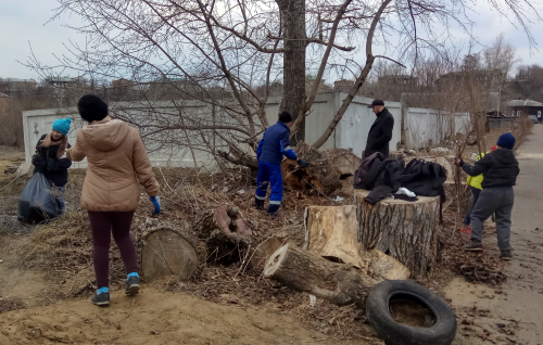 Жители района «Болото» вместе с депутатом Мариной Якубой убрали территорию будущей детской площадки