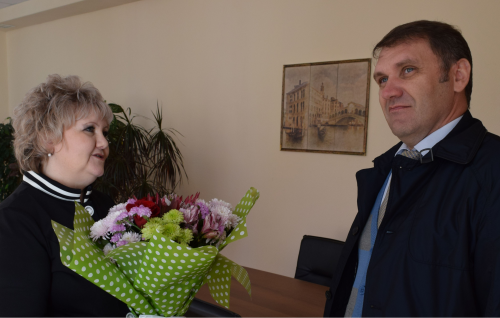 Максим Резников поздравил с Днем рождения директора школы № 42