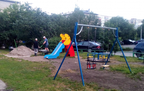 Олег Правдин помог в благоустройстве детской площадки