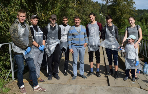 Молодые активисты приняли участие в ремонте моста через Ушайку