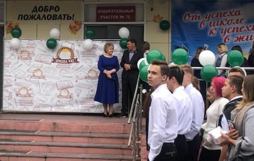 Школы Кировского избирательного округа № 6 получили цветы и поздравления от своего депутата 