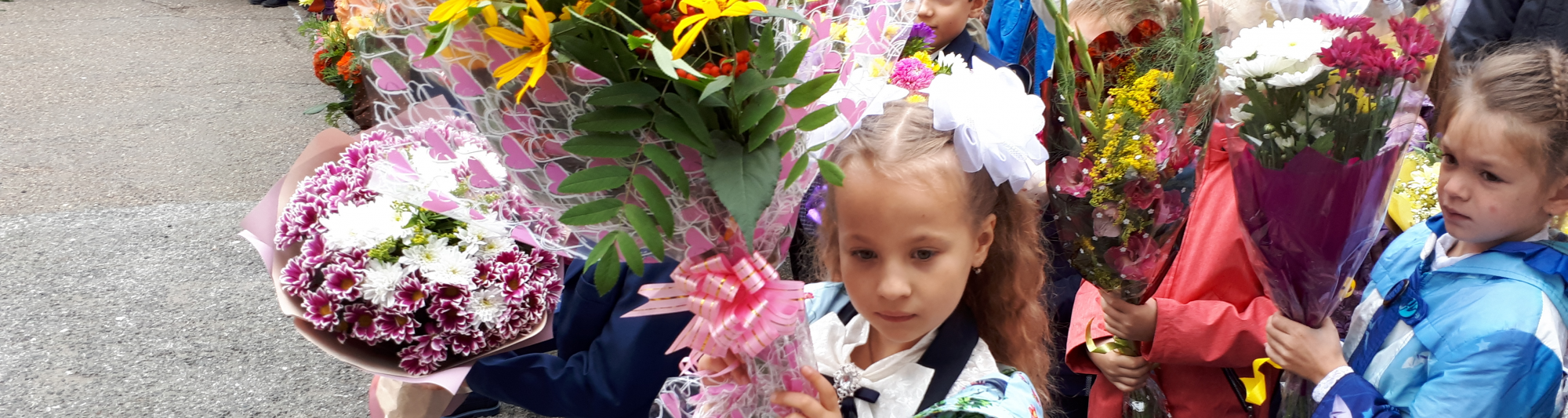 С Днем знаний поздравил учеников 44-ой школы депутат городской Думы Виктор Носов