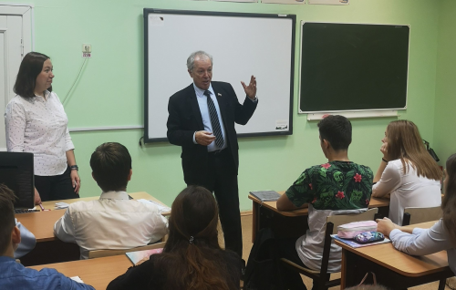 Василий Музалев поздравил школьников с Днем народного единства
