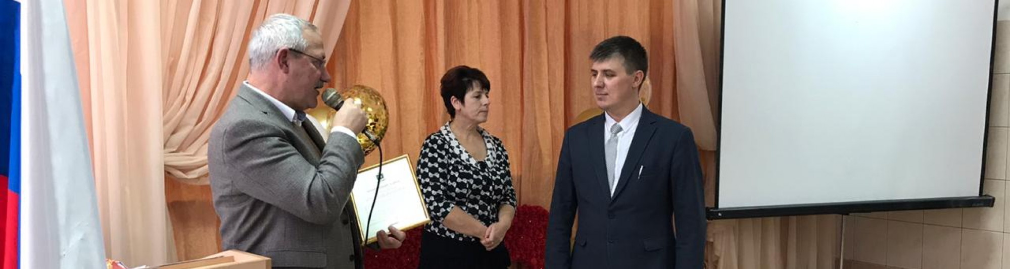 Депутат Алексей Балановский поздравил с юбилеем школу № 41