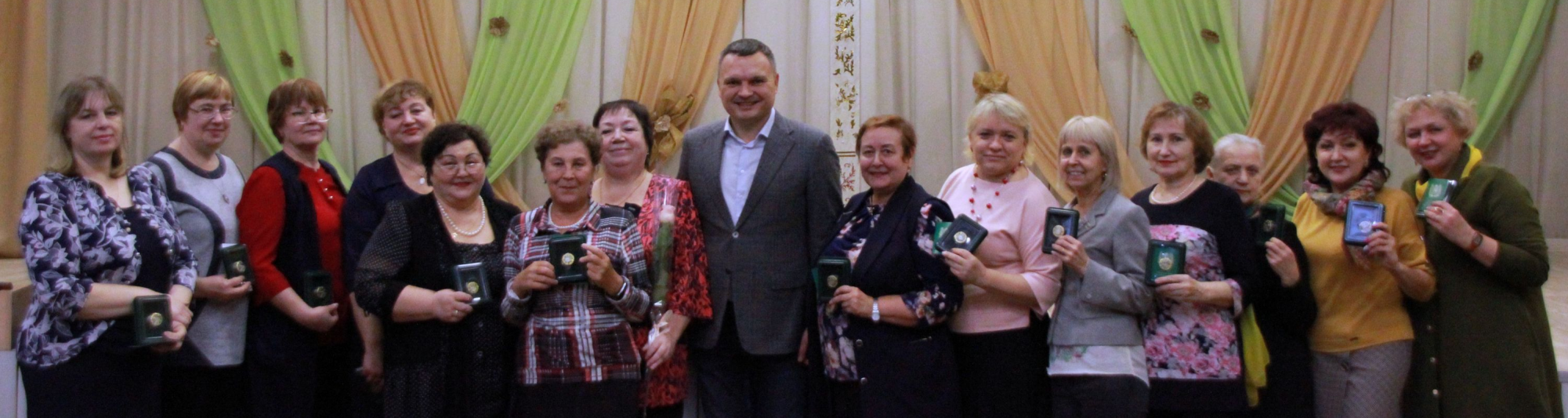 Сергей Панов вручил учителям и работникам детских садов награды за труд