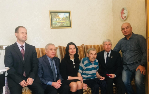 Игорь Морозов вручил ветерану юбилейную медаль «75 лет Победы»