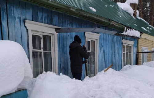 Члены Молодежного совета помогли ветеранам очистить дворы от снега