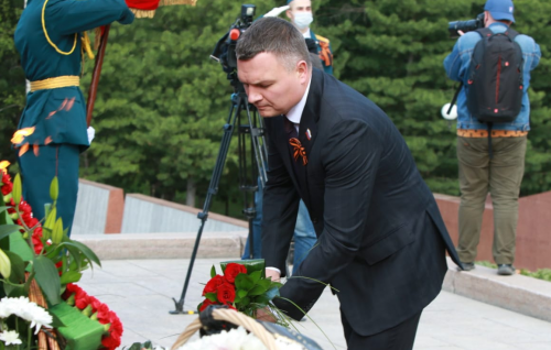Сергей Панов возложил цветы к Мемориалу в Лагерном саду
