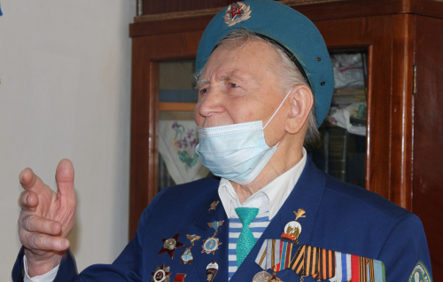 Чингис Акатаев поздравил с юбилеем фронтовика Федора Бондаренко