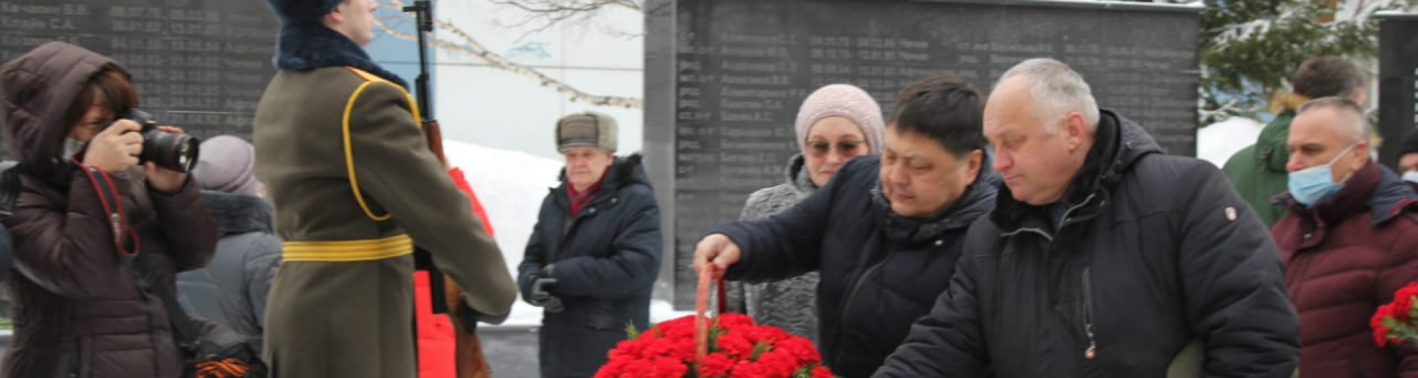 Спикер Чингис Акатаев возложил цветы к Стеле памяти павших в локальных конфликтах
