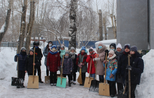 Депутаты вместе со школьниками убрали территорию томских памятников