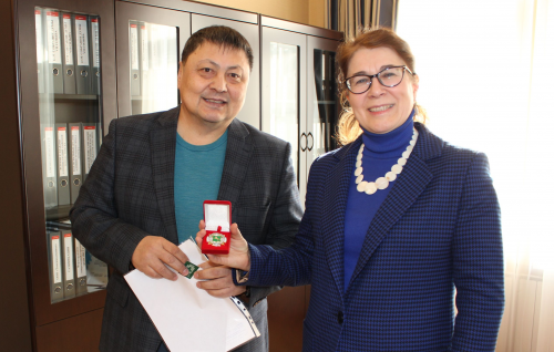 Чингис Акатаев вручил Почетный знак известному томскому ученому