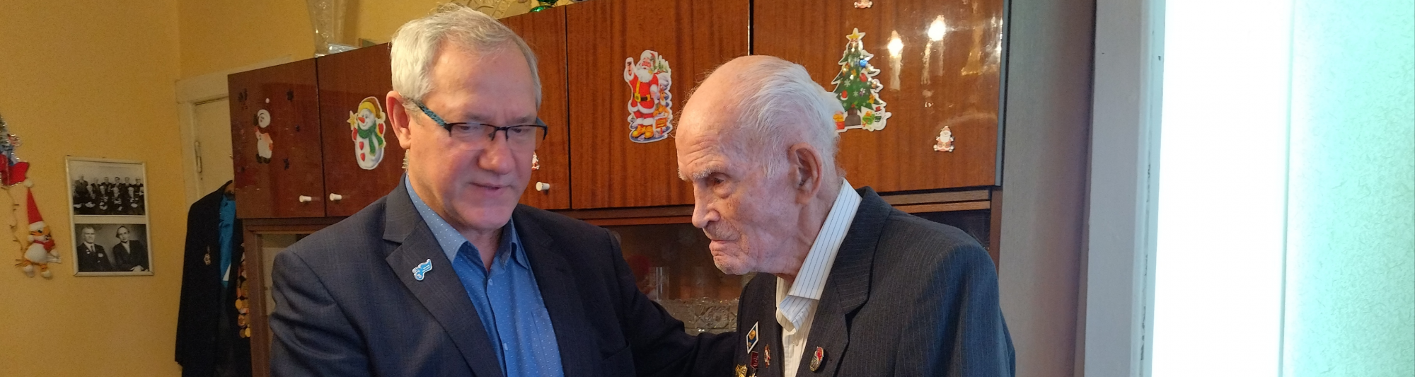 Алексей Балановский поздравил с Днем Победы ветерана