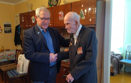 Алексей Балановский поздравил с Днем Победы ветерана