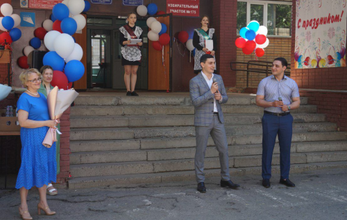 Владимир Чолахян поздравил выпускников школы