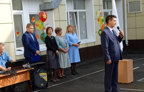 Александр Губарь поздравил школьников Ленинского района