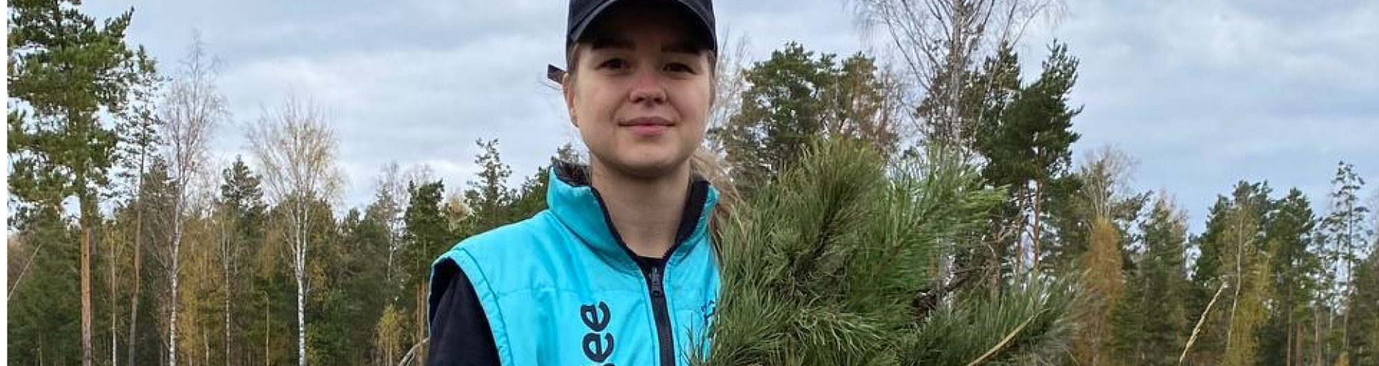 Ксения Старикова приняла участие в высадке деревьев