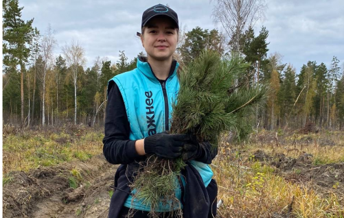 Ксения Старикова приняла участие в высадке деревьев