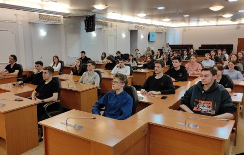  В Думе Томска на экскурсии побывали студенты-первокурсники ТГУ
