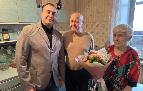 Сергей Кузьминых поздравил труженика тыла с юбилеем