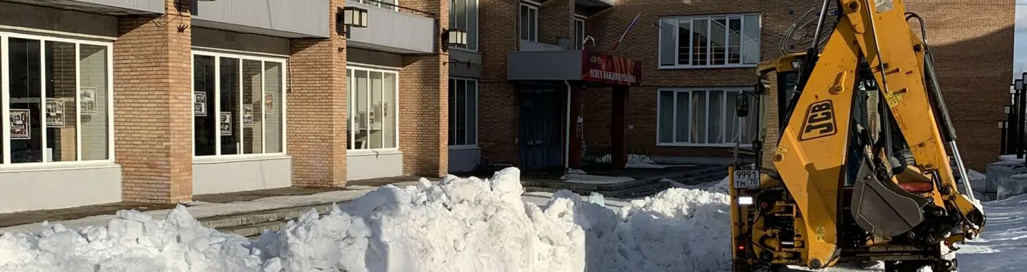 Депутаты Думы Томска продолжают помогать в расчистке города от снега