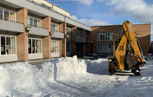 Депутаты Думы Томска продолжают помогать в расчистке города от снега