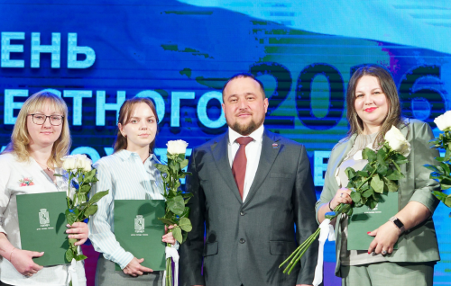 Сергей Сеченов поздравил муниципальных служащих и вручил награды