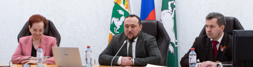 Очередное собрание городской Думы началось с награждения муниципальных служащих