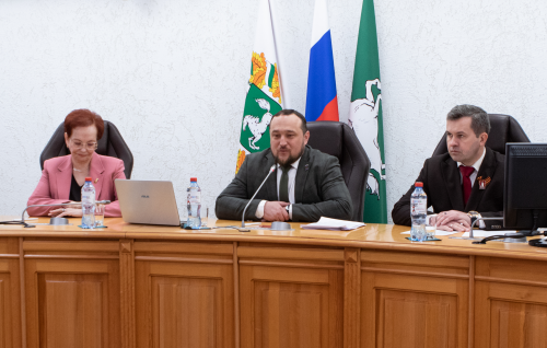 Очередное собрание городской Думы началось с награждения муниципальных служащих