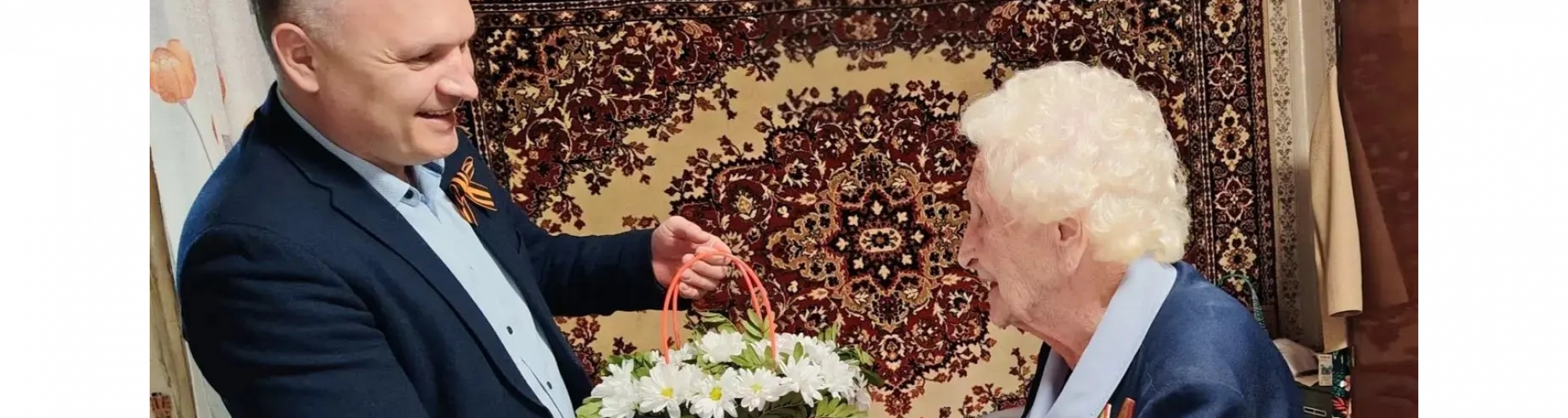 В канун Дня Победы депутат Сергей Панов навестил Надежду Александровну Зубову