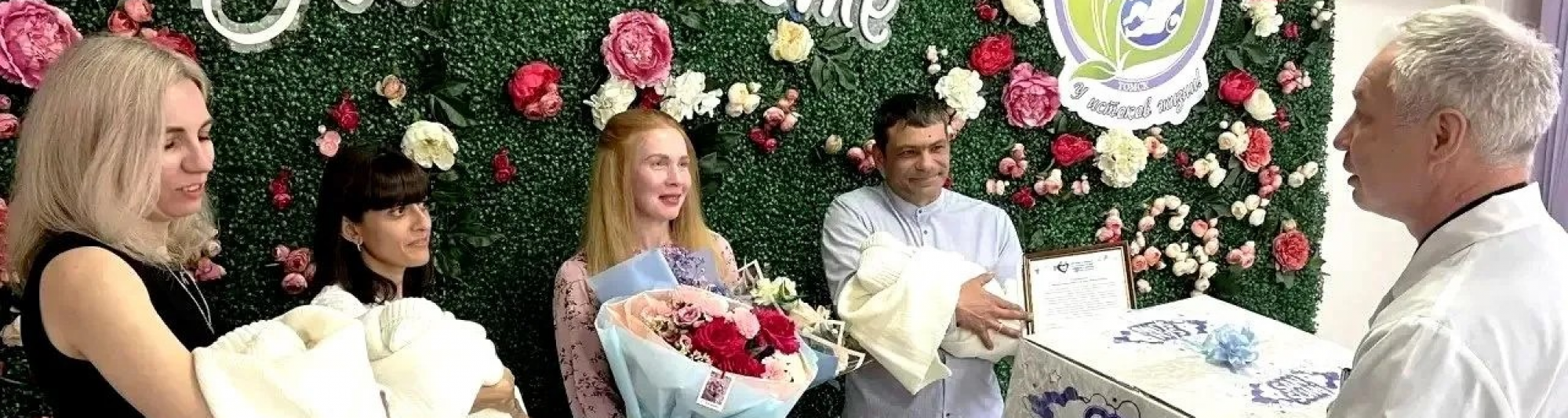 С рождением тройни поздравил семью Тамбовцевых депутат городской Думы и главный врач перинатального центра Игорь Степанов