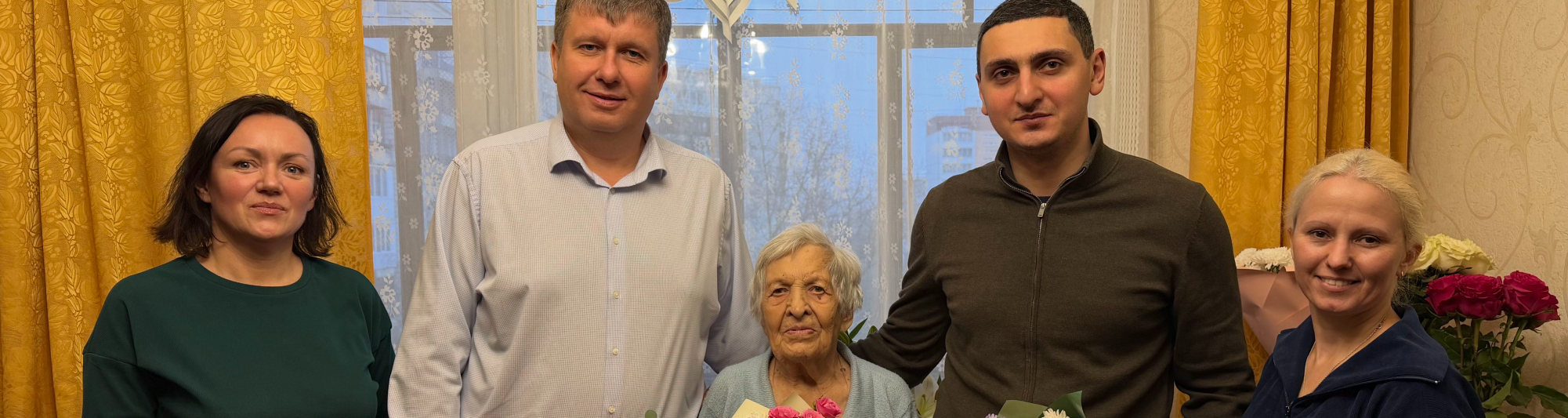 Депутат городской Думы Владимир Чолахян поздравил со 101-летием томичку
