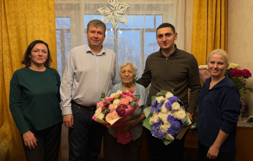 Депутат городской Думы Владимир Чолахян поздравил со 101-летием томичку